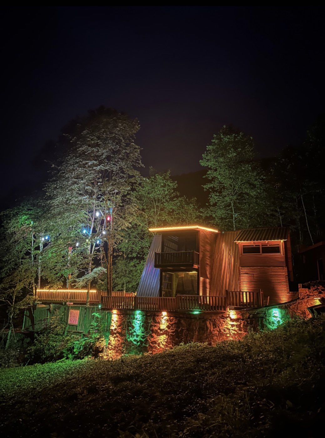 Gece aydınlatılmış Dora Suit bungalovları