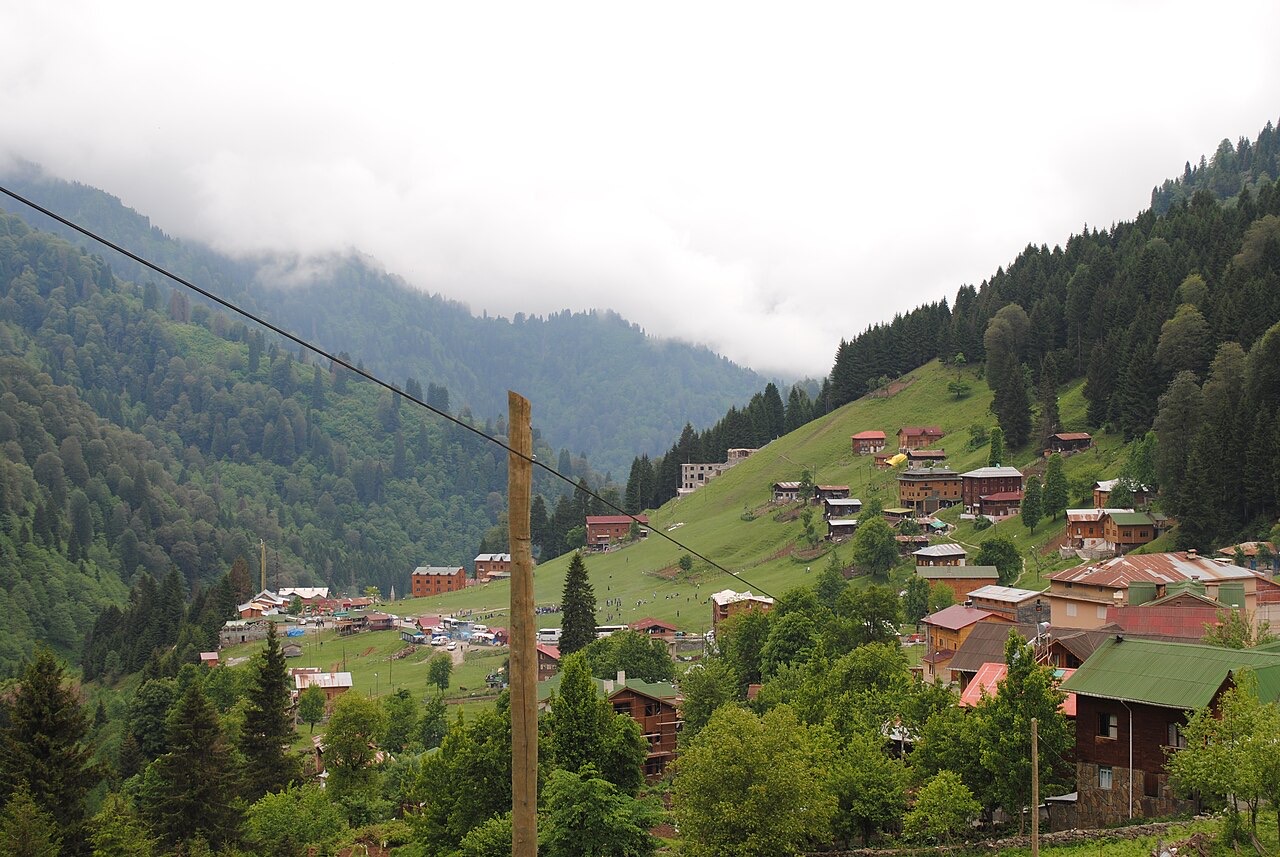 Ayder Yaylası'nın yeşil yamaçları ve yayla evleri