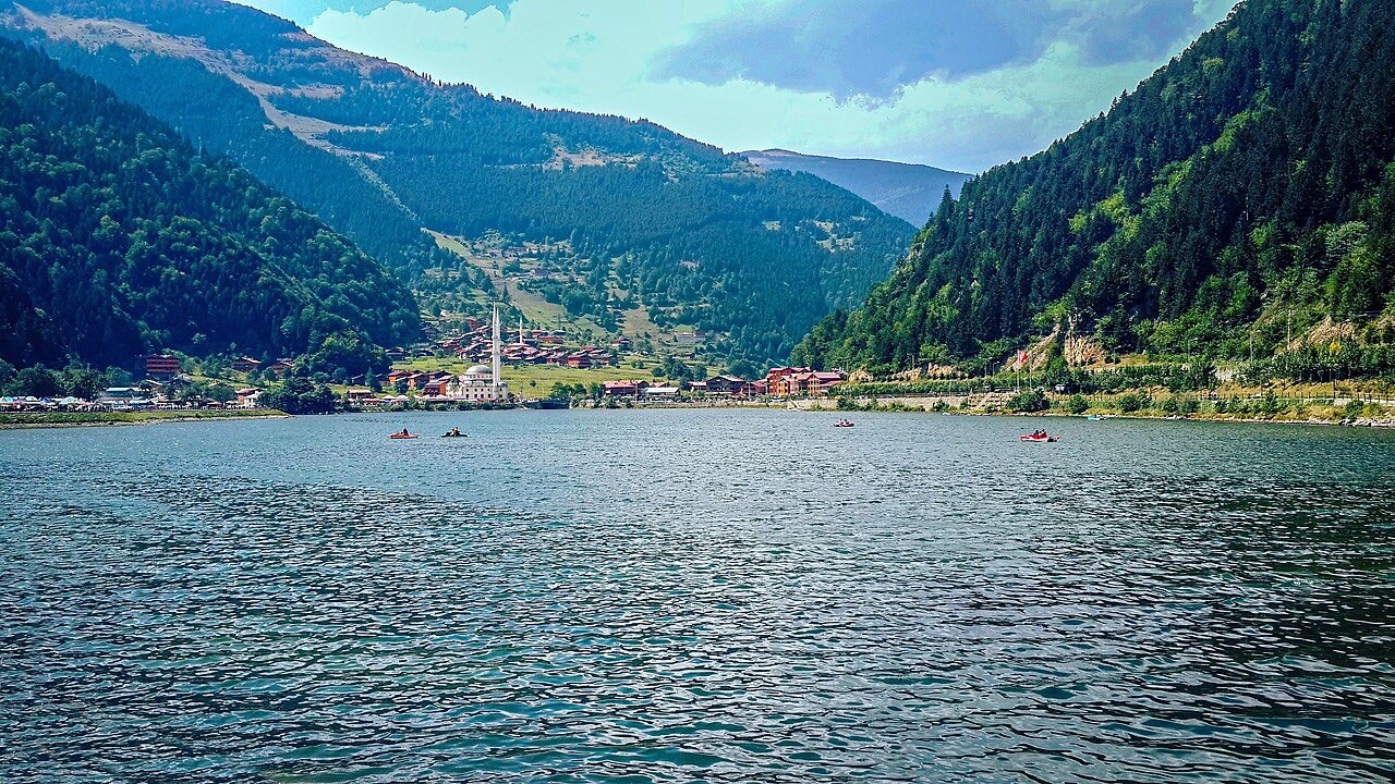 Trabzon Uzungöl'ün göl ve dağ manzarası