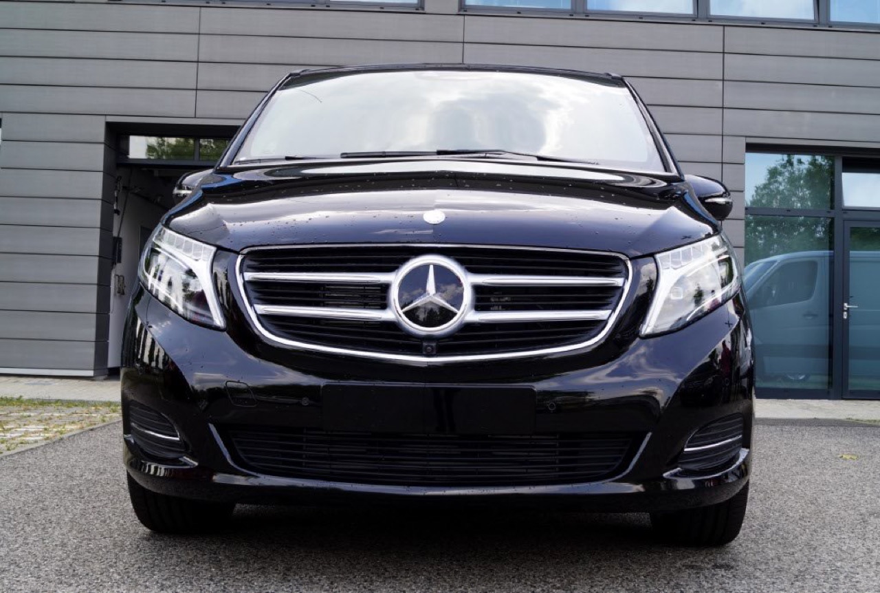 Havalimanı transferinde kullanılan siyah Mercedes VIP araç